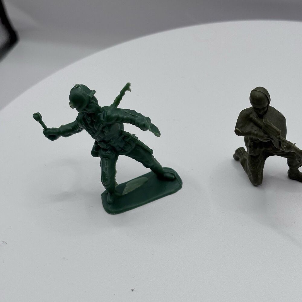 VINTAGE  TOY PLASTIC GREEN GERMAN ARMY SOLDIER "Stick Grenade" RARE & Shooter